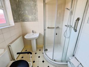 Shower room- click for photo gallery